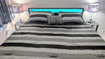 Tabla de planchar con plancha, wifi gratis y ropa de cama