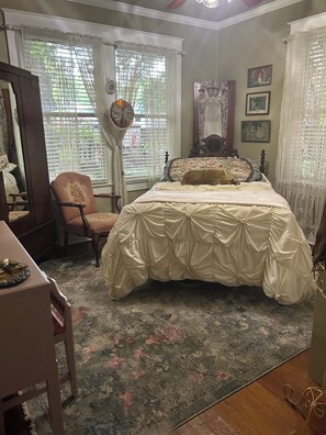 3 bedrooms, iron/ironing board, WiFi, bed sheets - World Cup rental.  Dallas 3BR historic home 20 minutes to World Cup stadium. (Dallas)