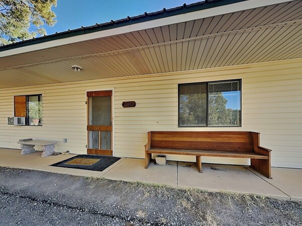Mountain View Cedar Lodge Cabin - Ruidoso, NM