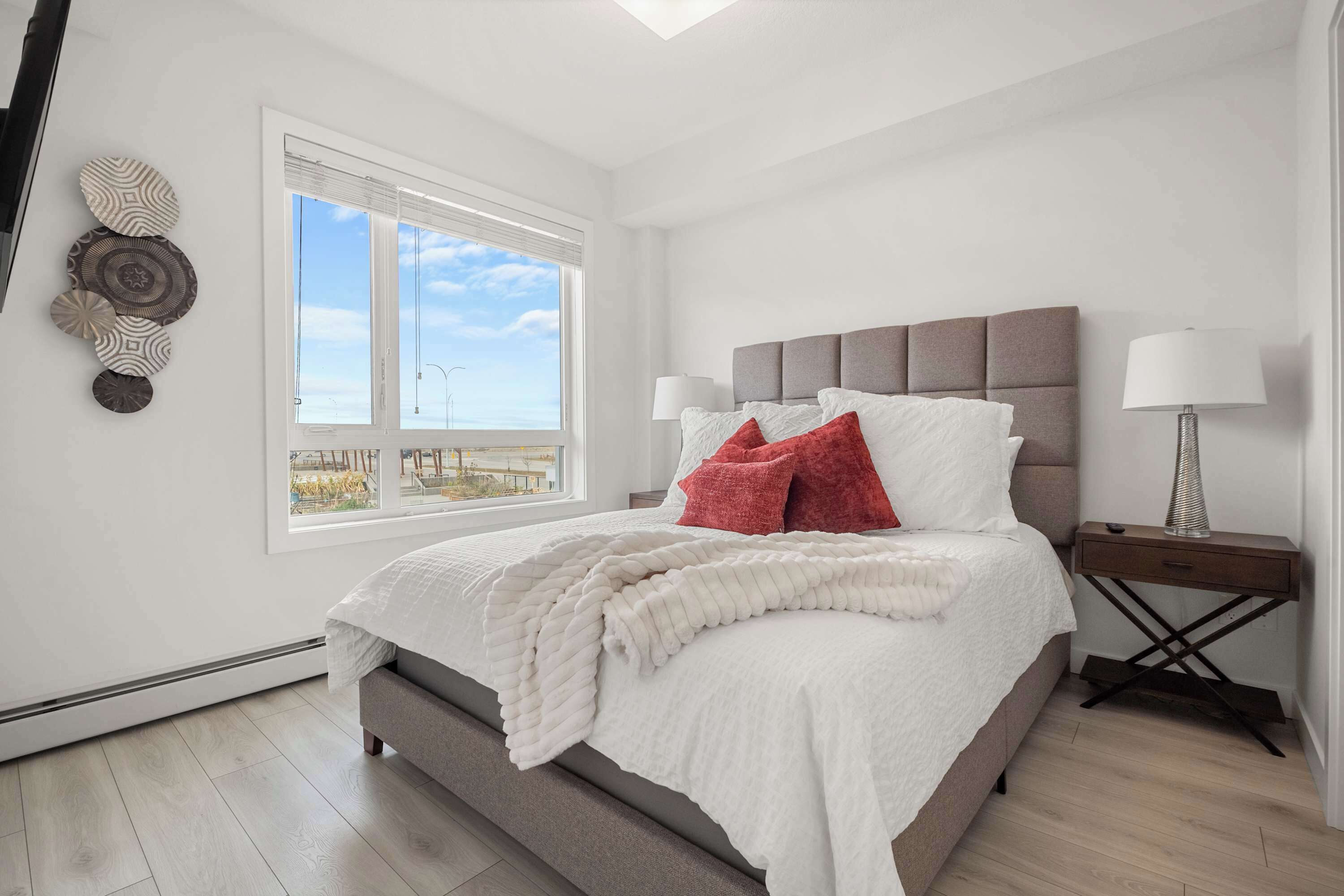 2 bedrooms, desk, WiFi, bed sheets