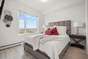 2 bedrooms, desk, WiFi, bed sheets - The Cornerstone | Stylish 2BR Condo Retreat NE YYC (Calgary)
