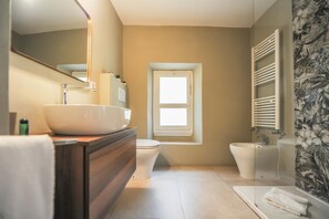 Dusche, Haartrockner, Bidet, Handtücher