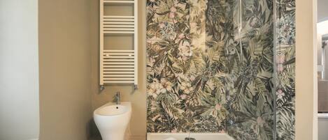 Dusche, Haartrockner, Bidet, Handtücher