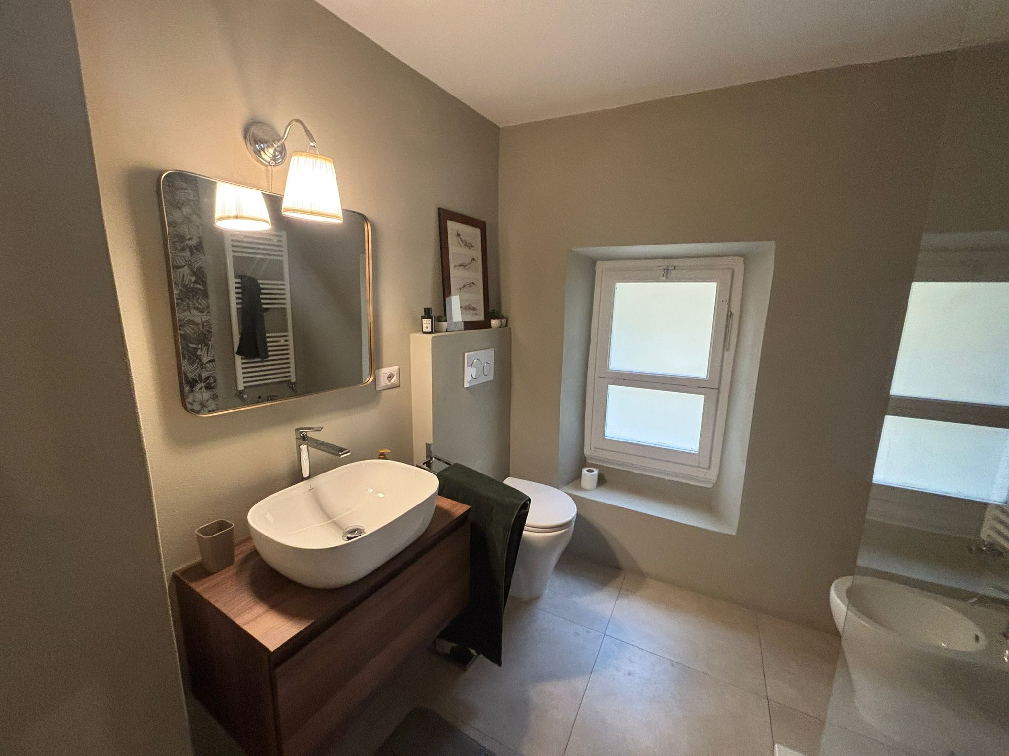 Douche, sèche-cheveux, bidet, serviettes fournies
