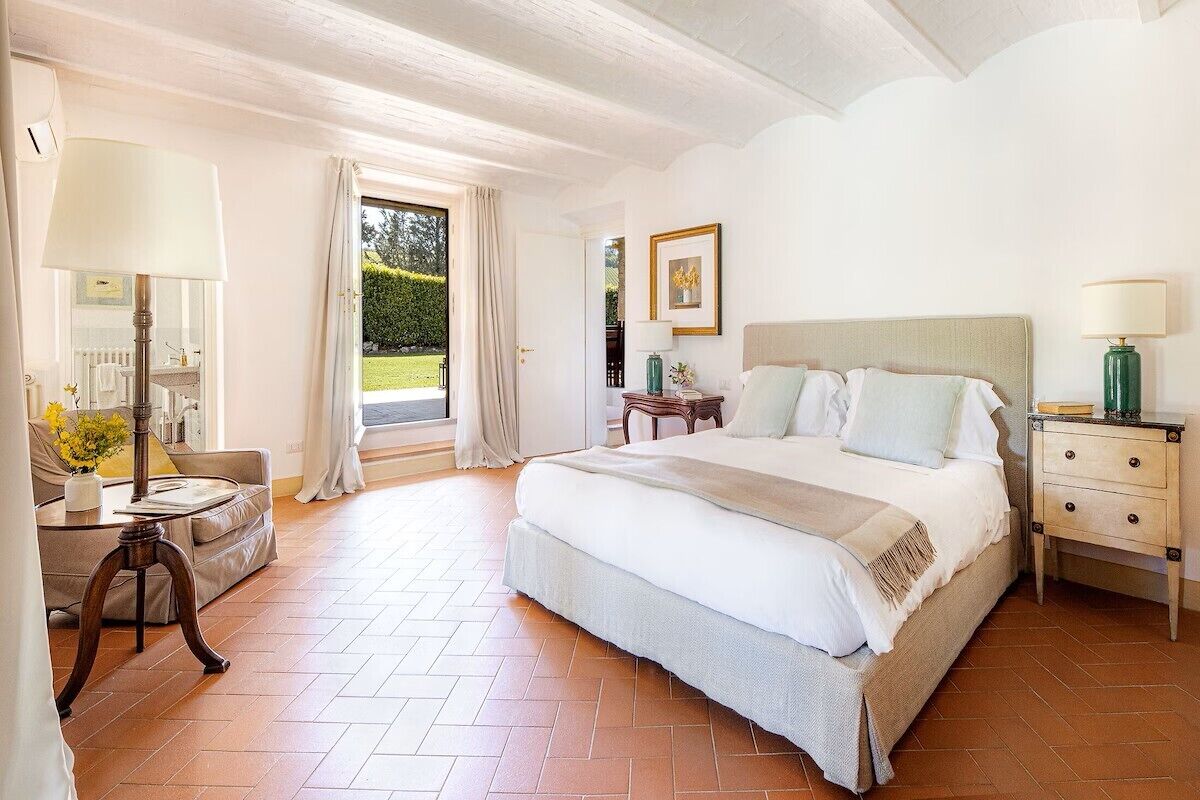 5 bedrooms, in-room safe, iron/ironing board, free WiFi
