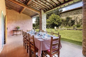 Outdoor dining - Vrbo Property (Toscana)