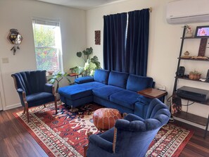 Living area - Cozy 1-bedroom house in tranquil Monterey with AC and a Hot Tub (Monterey)