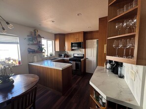 Private kitchen - Cozy 1-bedroom house in tranquil Monterey with AC and a Hot Tub (Monterey)