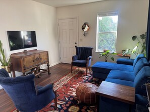 Living area - Cozy 1-bedroom house in tranquil Monterey with AC and a Hot Tub (Monterey)
