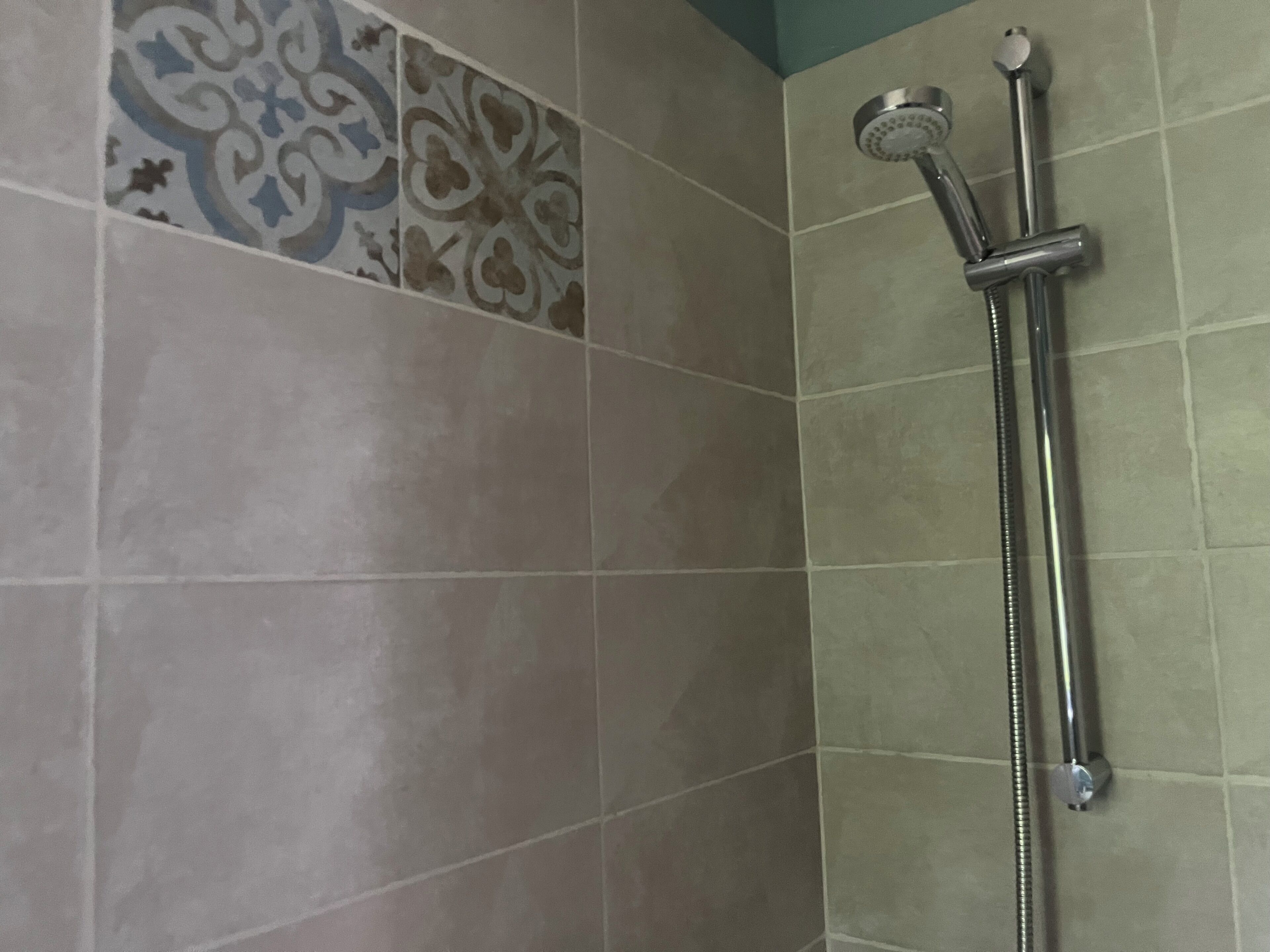 Douche, sèche-cheveux, serviettes fournies, savon