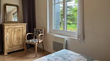 3 slaapkamers, een strijkplank/strijkijzer, gratis wifi, beddengoed