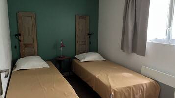 3 bedrooms, iron/ironing board, free WiFi, bed sheets