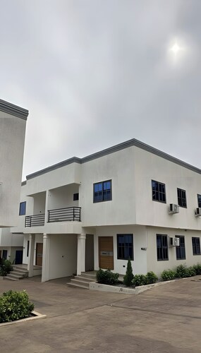 10 minutes to the airport.family size apartment with great view