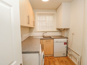 Cookware/dishes/utensils - Clifton Lodge (Winchester)