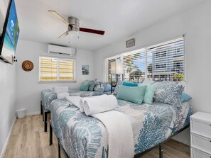 2 bedrooms, desk, iron/ironing board, travel cot - Pearl Beach House - Walk to FMB, Pool & Hot Tub! (Fort Myers Beach)