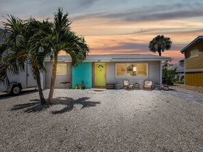 Exterior - Pearl Beach House - Walk to FMB, Pool & Hot Tub! (Fort Myers Beach)