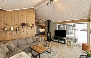 Smart-TV, Kamin, Bücher, Stereoanlage