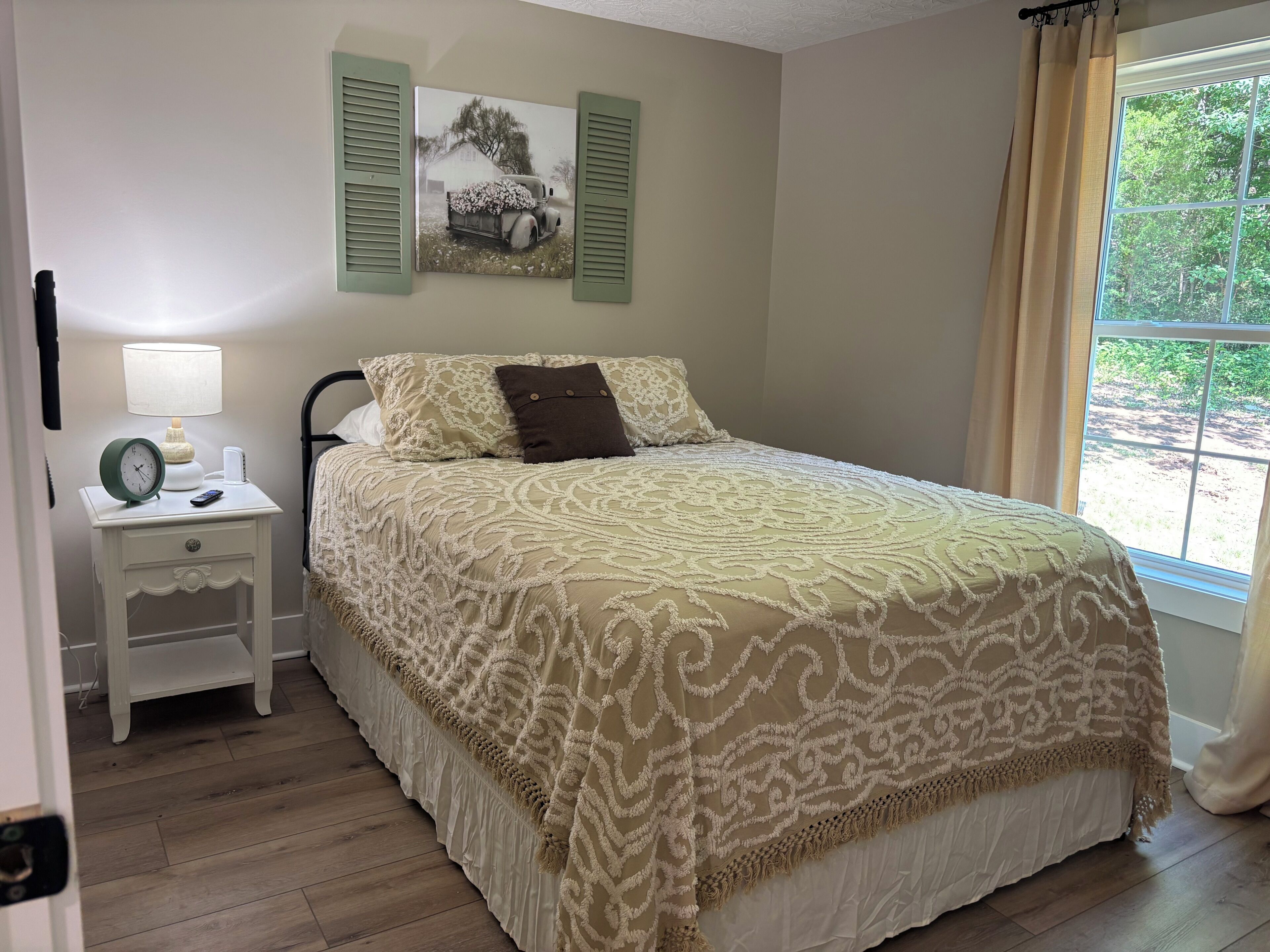 2 bedrooms, desk, iron/ironing board, travel cot