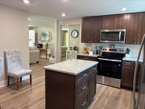 Cozy home on shady lot, 9 minutes to Beech Bend, WKU, Corvette museum, hospitals
