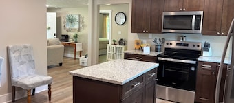 Cozy home on shady lot, 9 minutes to Beech Bend, WKU, Corvette museum, hospitals