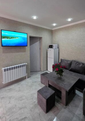 Apartamento Signature, 2 habitaciones | Sala de estar | Smart TV de 50 pulgadas con canales digitales