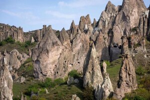 Un paisaje agreste con formaciones rocosas destacadas.
