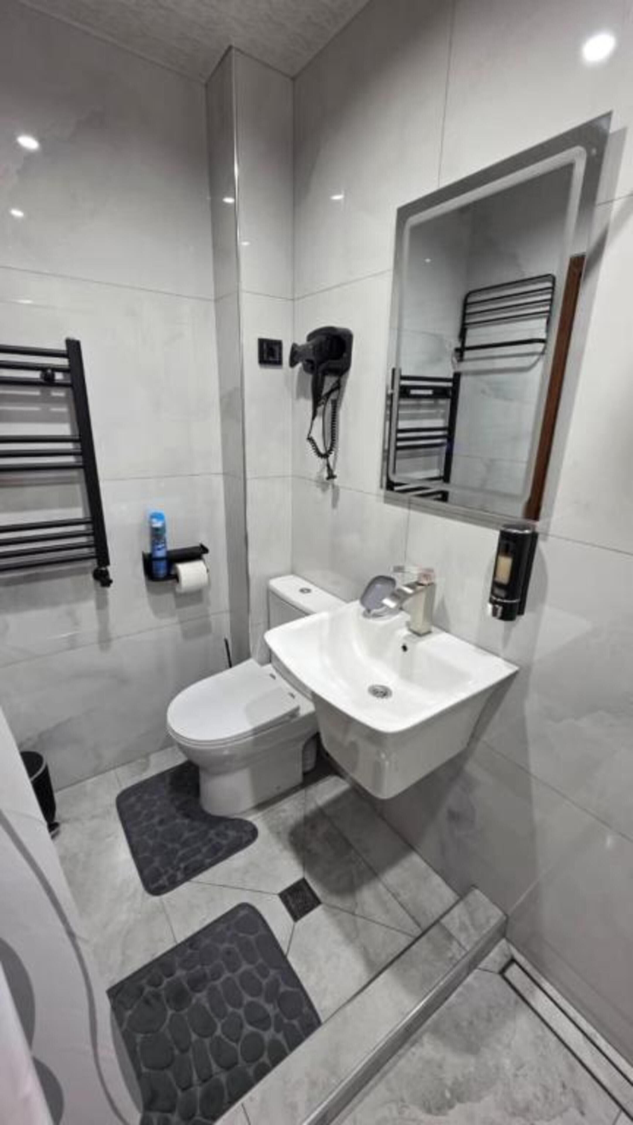 Signature Apartment, 2 Bedrooms | Bathroom | Shower, free toiletries, hair dryer, towels