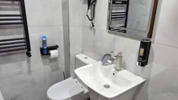 Signature Apartment, 2 Bedrooms | Bathroom | Shower, free toiletries, hair dryer, towels