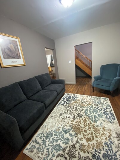 Welcoming 3-bedroom house with AC in vibrant Cleveland