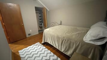 3 bedrooms, iron/ironing board, Internet, bed sheets