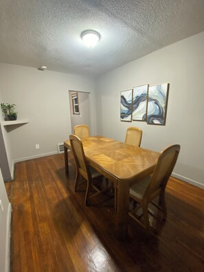 Dining - Welcoming 3-bedroom house with AC in vibrant Cleveland (Cleveland)