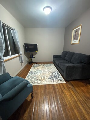 Living area - Welcoming 3-bedroom house with AC in vibrant Cleveland (Cleveland)