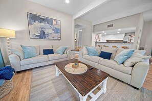 TV - Sunset Cove Cottage- Lakefront Oasis (Murchison)