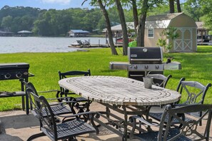 Outdoor dining - Sunset Cove Cottage- Lakefront Oasis (Murchison)