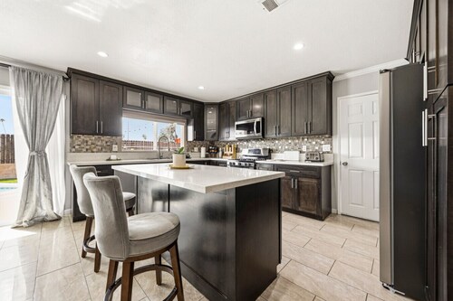 Charming 3BR w/ Hills Views, Pool & Billiards