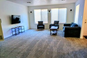 TV - Cozy GP Retreat, Sauna + King Size Bed (Grants Pass)