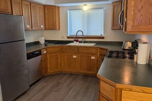 Private kitchen - Cozy GP Retreat, Sauna + King Size Bed (Grants Pass)