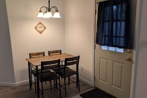 Dining - Cozy GP Retreat, Sauna + King Size Bed (Grants Pass)