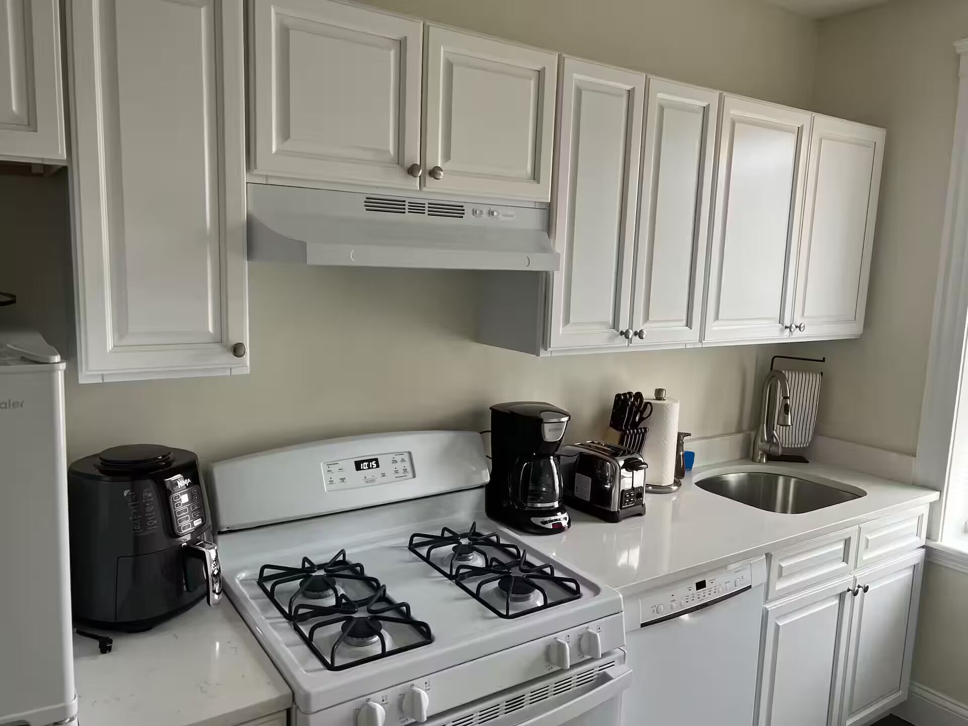 Réfrigérateur, four à micro-ondes, un four, surface de cuisson