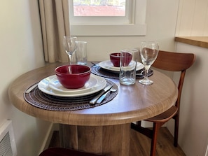 Dining - Quiet 1-bedroom studio in charming Sandpoint with AC. Pet-friendly. (Sandpoint)