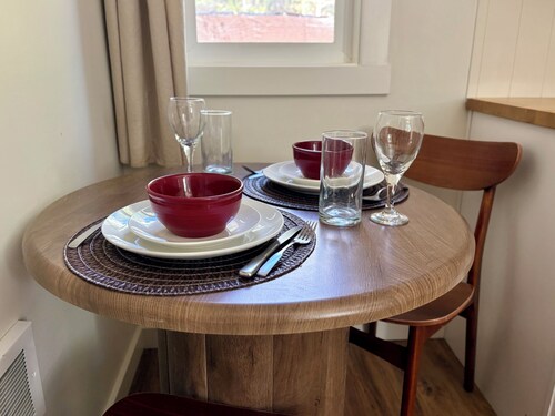 Quiet 1-bedroom studio in charming Sandpoint with AC. Pet-friendly.