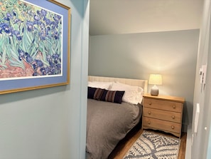 1 bedroom, WiFi, bed sheets - Quiet 1-bedroom studio in charming Sandpoint with AC. Pet-friendly. (Sandpoint)