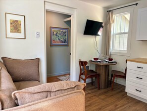 Smart TV - Quiet 1-bedroom studio in charming Sandpoint with AC. Pet-friendly. (Sandpoint)