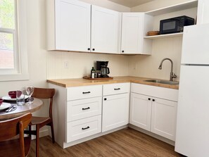 Private kitchen - Quiet 1-bedroom studio in charming Sandpoint with AC. Pet-friendly. (Sandpoint)