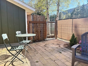 Outdoor dining - Quiet 1-bedroom studio in charming Sandpoint with AC. Pet-friendly. (Sandpoint)