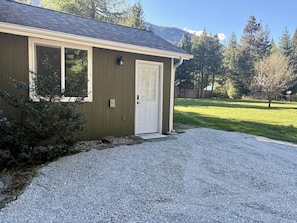 Exterior - Quiet 1-bedroom studio in charming Sandpoint with AC. Pet-friendly. (Sandpoint)