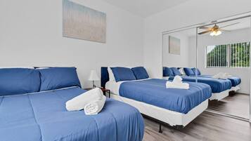 Tabla de planchar con plancha, wifi y ropa de cama