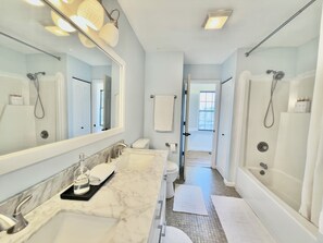 Haartrockner, Handtücher, Seife, Toilettenpapier