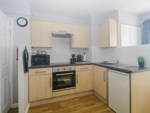 Cookware/dishes/utensils - Devon Seaside Apartment (Paignton)