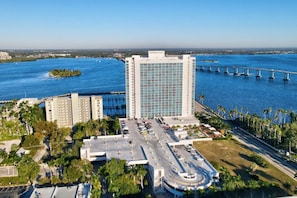 Ein Hochhaus-Hotel mit einer Marina und einer Brücke im Hintergrund.